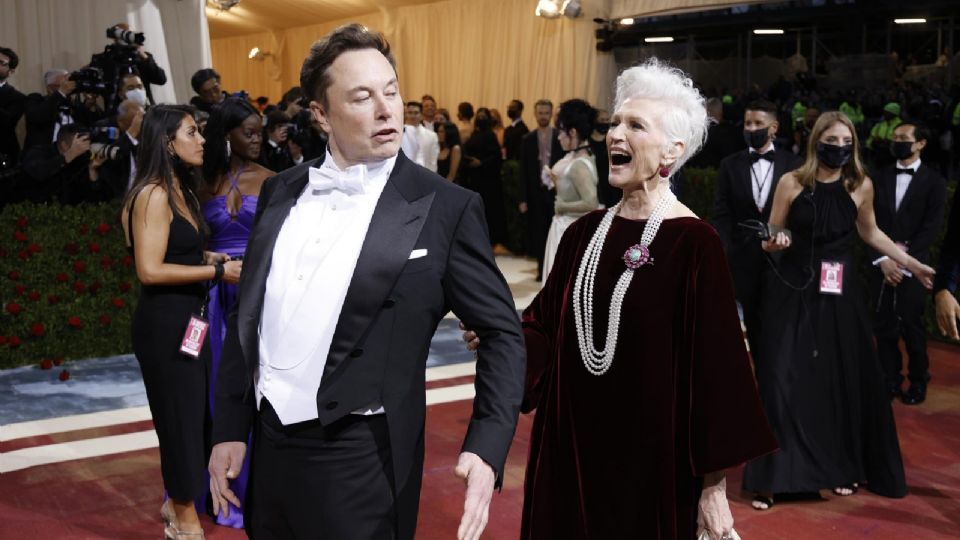 Elon Musk llegó al Met Gala acompañado de su mamá