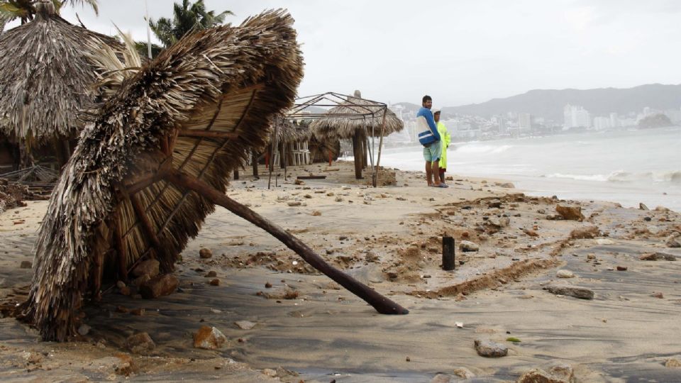 Tres personas fallecieron tras el paso del fenómeno meteorológico por Oaxaca.