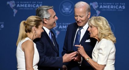 ¡Coqueto! Joe Biden toma la mano de la esposa de Alberto Fernández y no la suelta