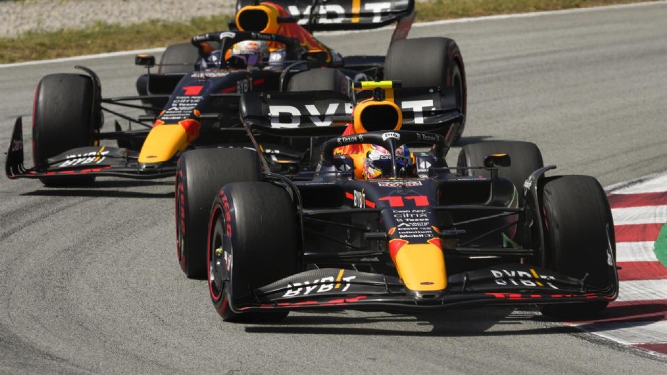 Los pilotos de Red Bull Max Verstappen y Sergio Pérez durante el Gran Premio de España de Fórmula Uno.