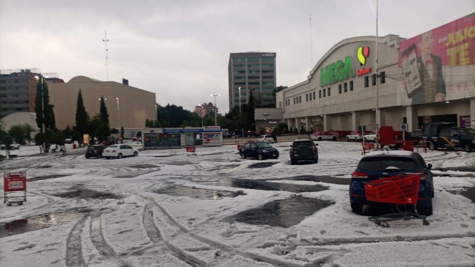 A causa de la acumulación de granizo, se registró la caída de un techo de lámina, de aproximadamente 35 m por 20 m.