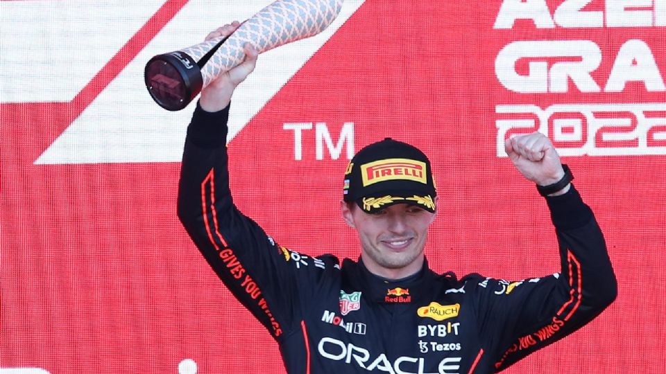 El piloto de F1, Max Verstappen celebra en el podio después del Gran Premio de Fórmula 1 de Azerbaiyán