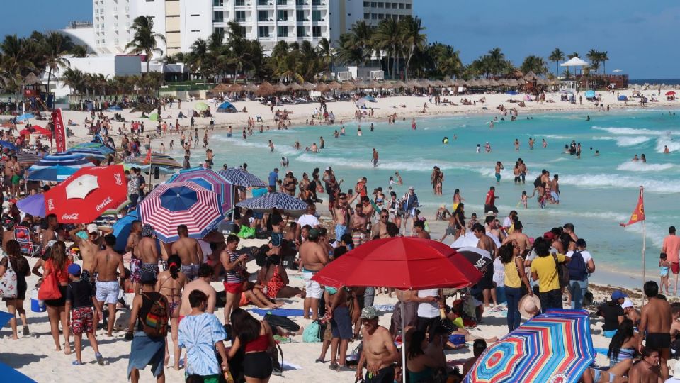 Turistas en Playa Gaviota Azul, en el balneario de Cancún, en Quintana Roo.