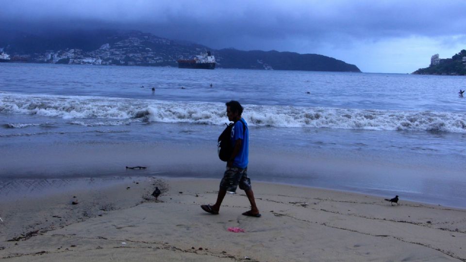 El huracán Blas ha provocado fuertes lluvias y oleaje elevado en el puerto de Acapulco, Guerrero.