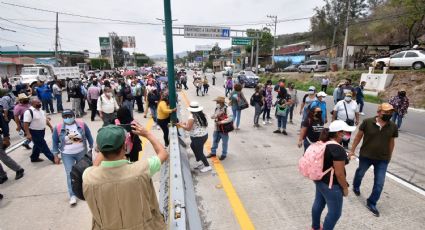 Maestros y padres de familia bloquean la caseta La Venta de la Autopista del Sol