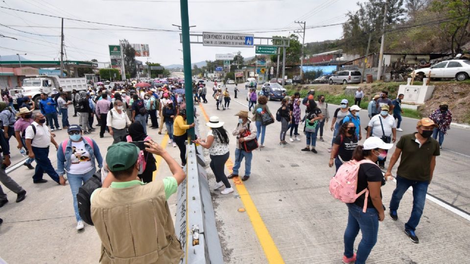 Maestros y padres de familia del Colegio de Bachilleres, bloquean la caseta La Venta de la Autopista del Sol.