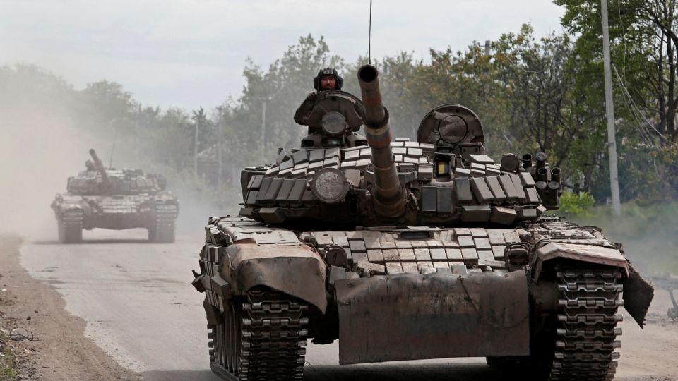 Tanques de tropas prorrusas avanzan por la localidad de Popasna, en la región de Luganks en Ucrania