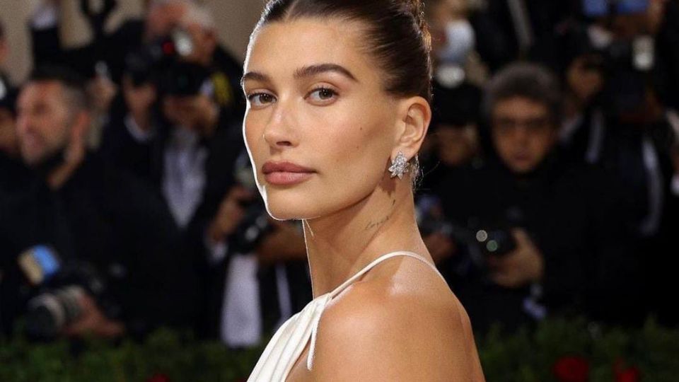 La modelo Hailey Bieber, lanzó su nueva línea cosmetológica bajo el mismo nombre de una marca de ropa.