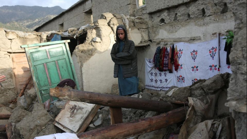 Un niño entre las ruinas de una vivienda tras un terremoto en la provincia de Paktika