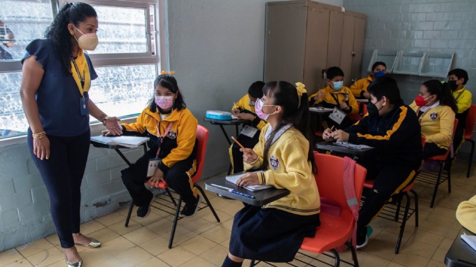 Alumnos de la primara Juan Crisostomo tomando clases.