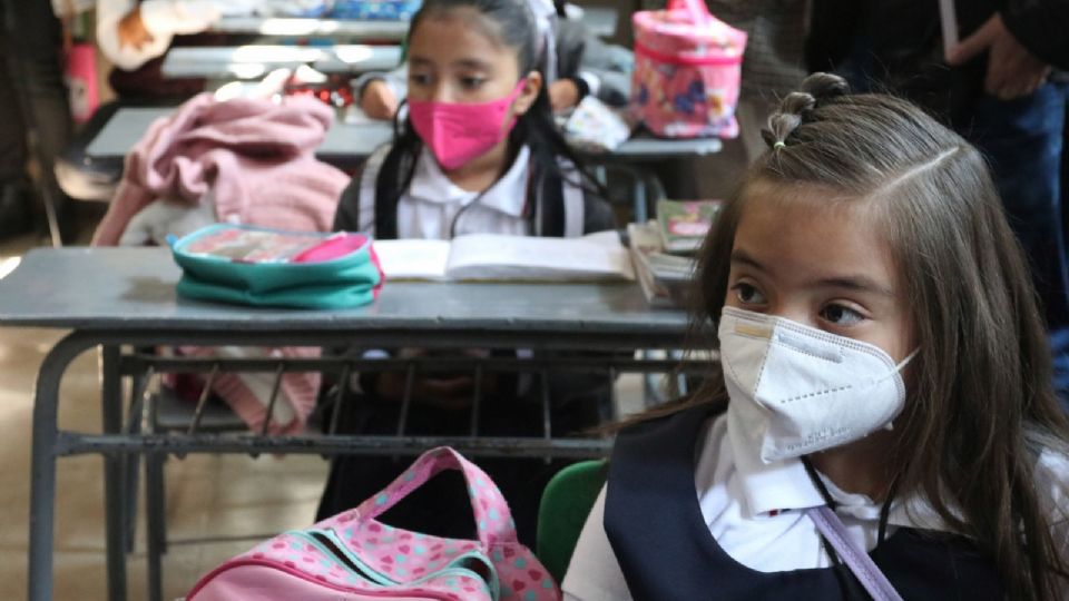 Niñas en clases dentro del Centro Escolar Niños Héroes de Chapultepec.