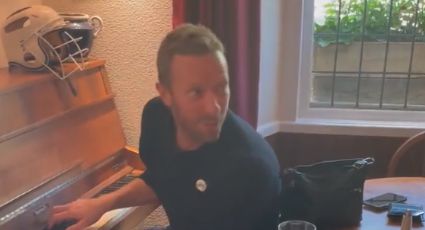 Chris Martin, de Coldplay, sorprende a clientes en un bar: VIDEO