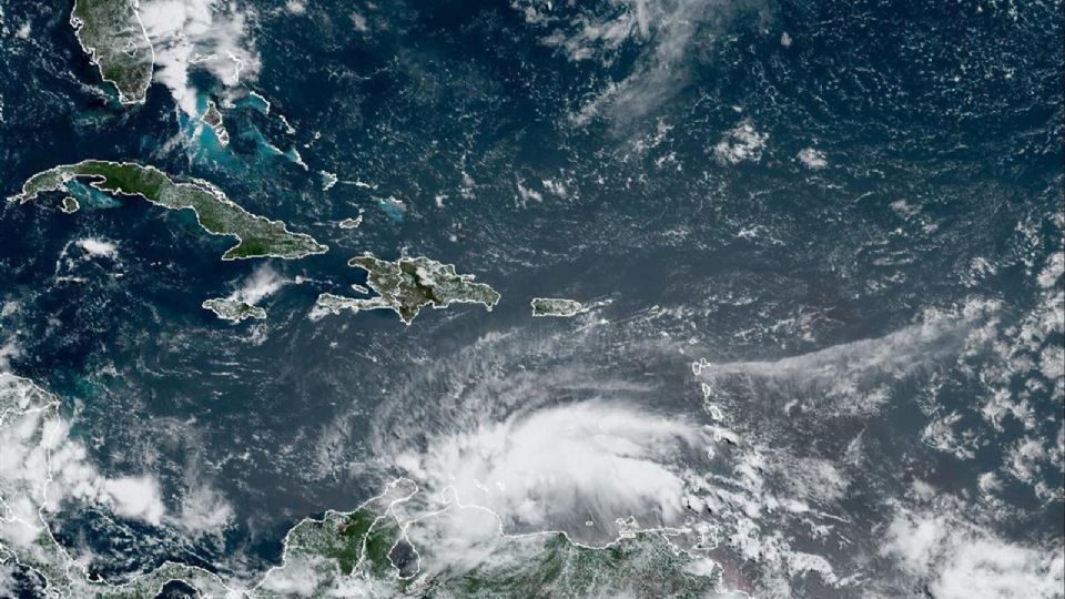 Fotografía satelital de NOAA, a través del Centro Nacional de Huracanes (NHC),  donde se aprecia la localización del ciclón 'Dos' en el Atlántico.