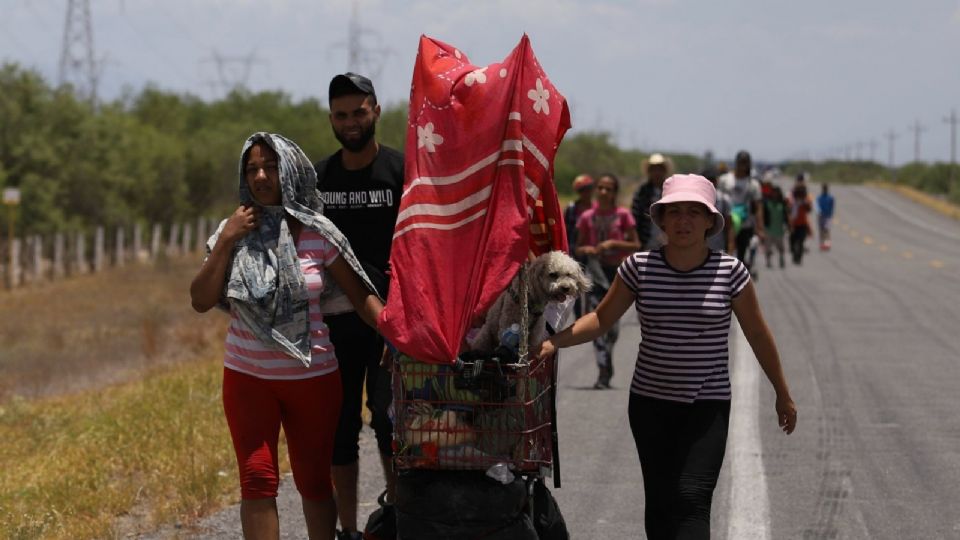 Migrantes están confundidos por la eliminación del permiso temporal para su paso por México.