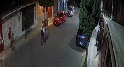 Momento exacto en que tres sujetos roban un auto en Cuautitlán Izcalli: VIDEO