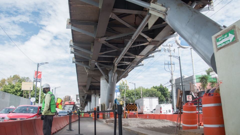 Trabajadores continúan en obras de rehabilitación de Línea 12 del Metro a la altura de la estación del metro Calle 11.
