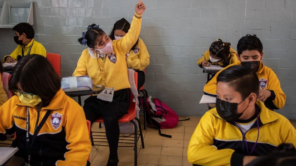 Alumnos de la primara Juan Crisostomo tomando clases.