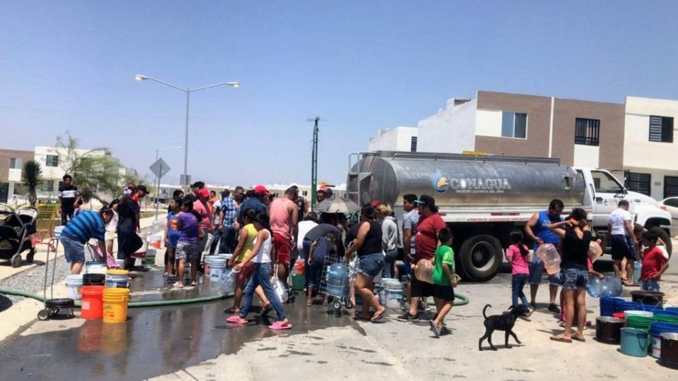 Distribuyen agua potable para población afectada por escasez.