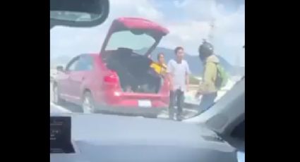 En Cuautitlán, motociclista es lanzado por un sujeto desde un puente: VIDEO