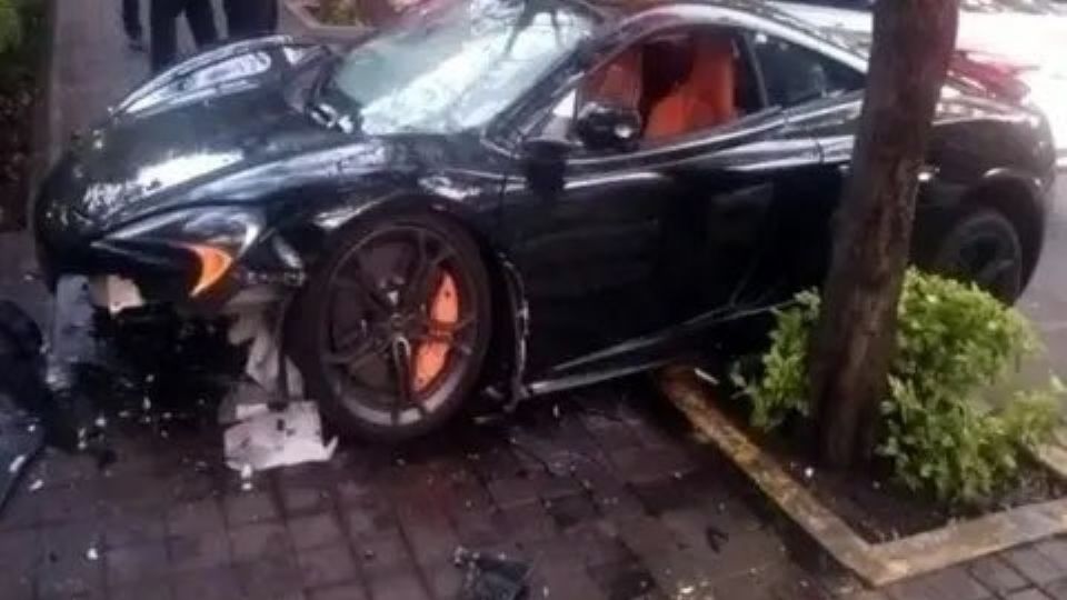 El auto chocado fue abandonado en calles de Polanco.