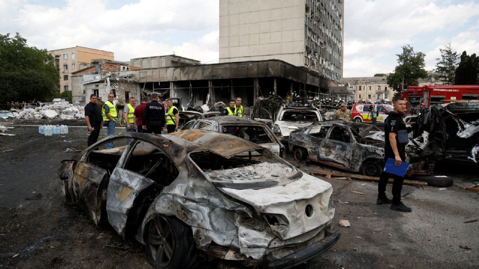 Un edificio dañado y un coche en el lugar de un ataque militar ruso, el pasado 14 de julio