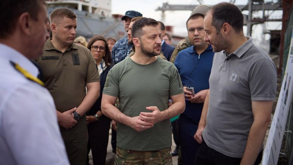 El presidente ucraniano Volodymyr Zelensky y los embajadores de los países del G7 al puerto de Odesa, Ucrania, el 29 de julio de 2022.