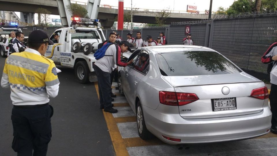 Operativo para retirar vehículos particulares que ofrecen servicio de taxis con aplicaciones móviles en el AICM (en mayo de 2016).