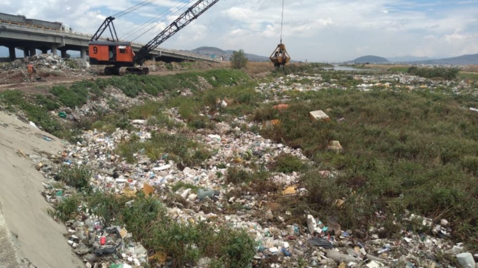 Conagua retira basura de ríos y cauces principales del Valle de México.