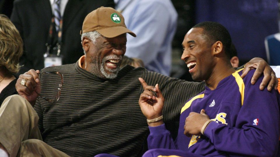 Bill Rusell y Kobe Bryant durante el Juego de las Estrellas de la NBA, en Las Vegas, en febrero de 2007.