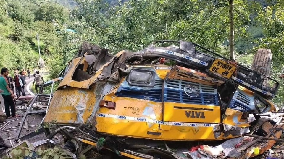 El autobús completamente destruido