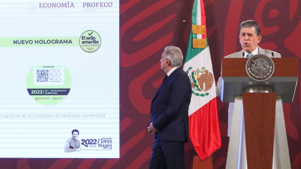 Andrés Manuel López Obrador, Presidente de México; Ricardo Sheffield Padilla, director de Profeco.