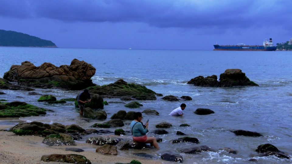Fuertes lluvias se esperan en el Puerto de Acapulco ante la proximidad del Huracán Bonnie, que esta al momento a 335 km al sur del puerto.