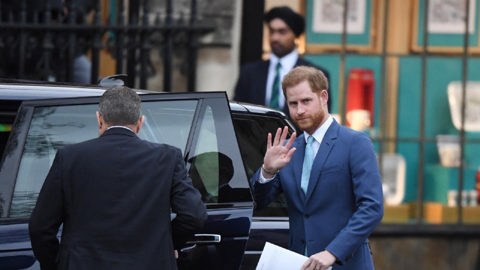 Príncipe Harry podría difamar a a un medio británico