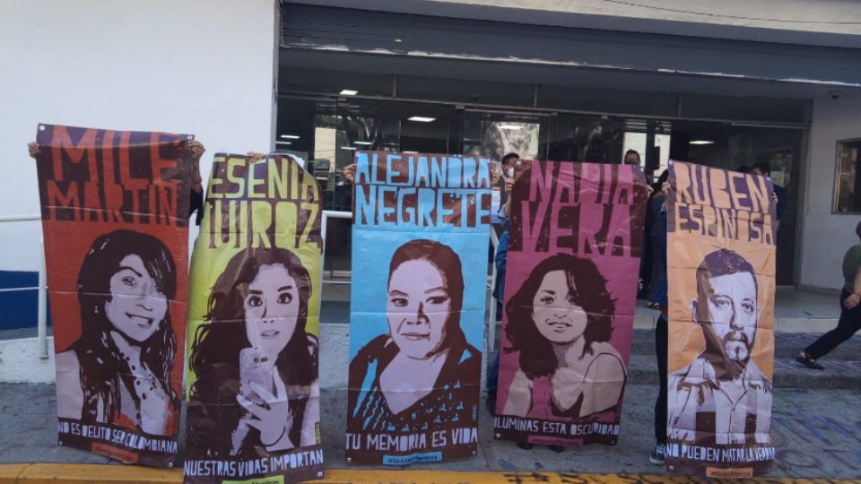 Manifestación de familiares frente a la sede de la FGJ CDMX.