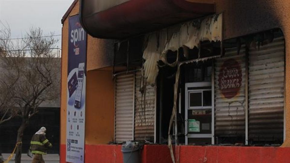 Durante los hechos violentos, incendiaron varias tiendas de conveniencia.