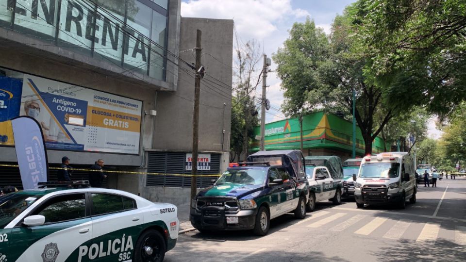 Fiscalía de Feminicidios investiga la muerte de una mujer localizada en un vehículo, en calles de la alcaldía Miguel Hidalgo.