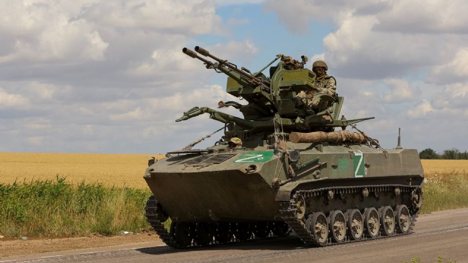 Soldados rusos patrullando en un tanque dentro de Ucrania