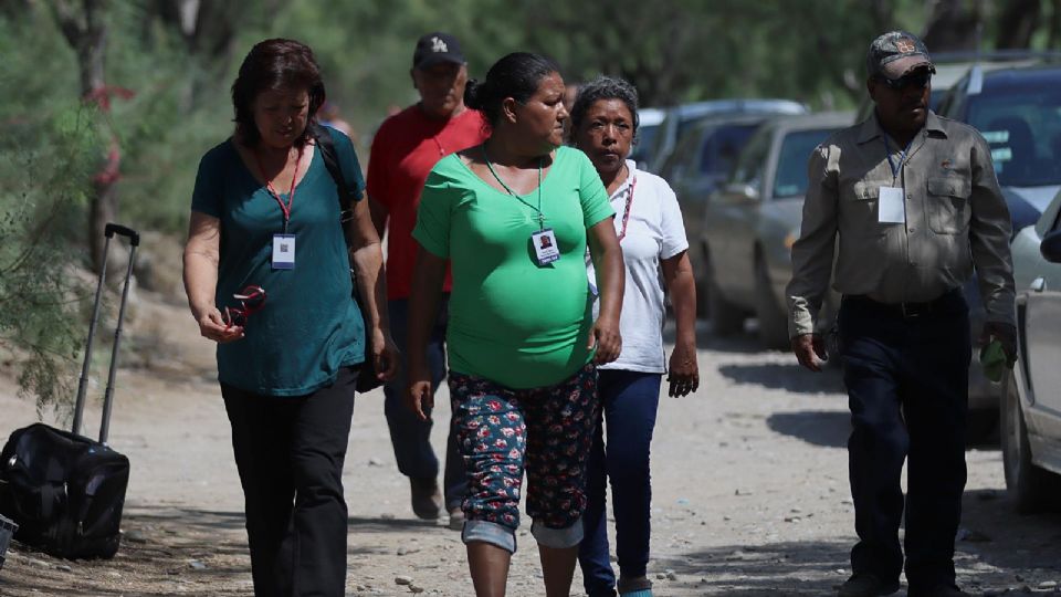 Familiares esperan por el rescate de mineros en Sabinas.