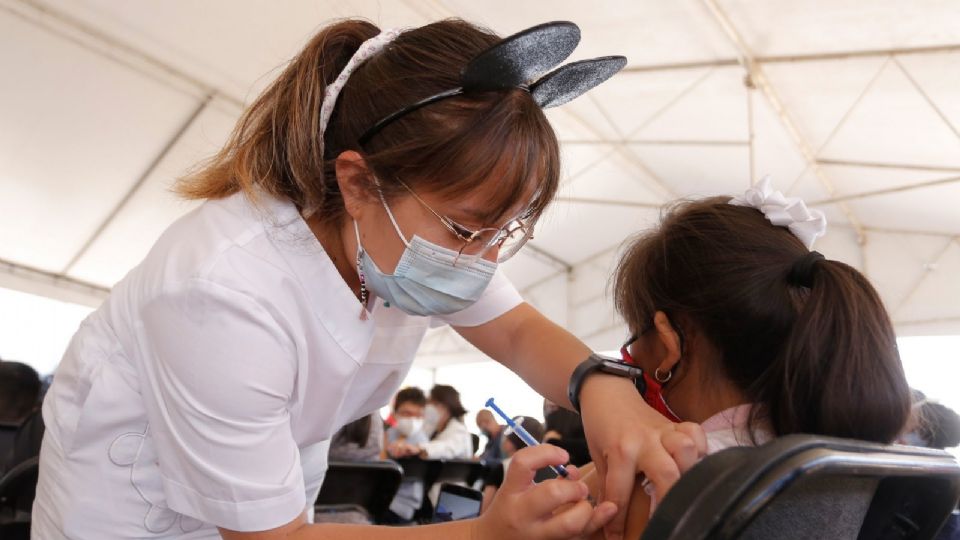 Niños son vacunados contra Covid-19.