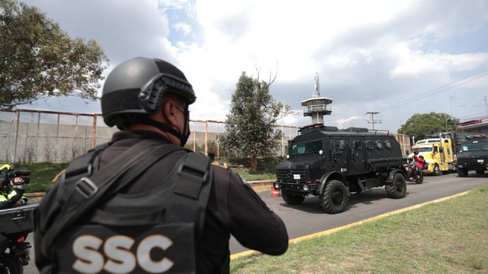 14 integrantes del Cártel de Sinaloa fueron trasladados al penal de Santa Martha Acatitla en medio de un fuerte operativo de seguridad.