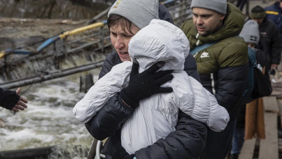 Niños escapan con sus padres tras los bombardeos rusos