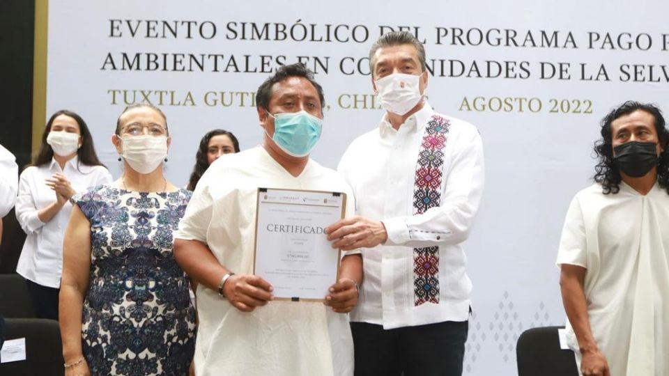 Gobernador de Chiapas entrega apoyos del programa ‘Pago por Servicios Ambientales’.