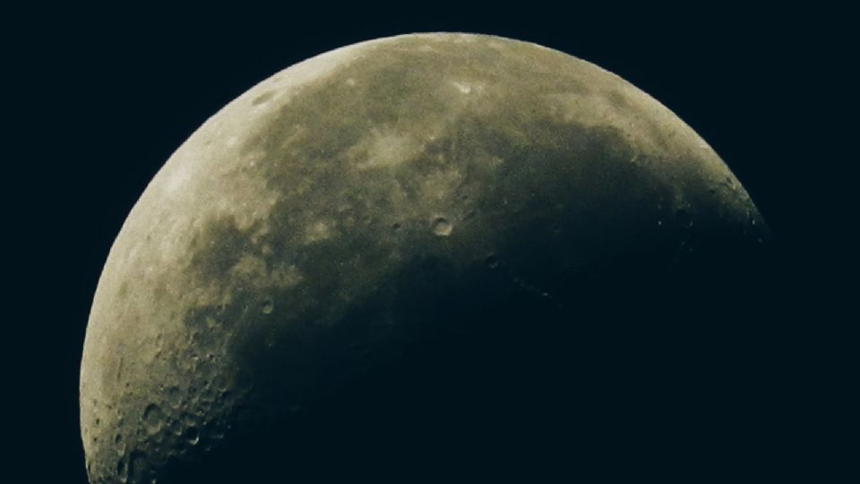 La Luna no tiene un color en específico, es cambiante de acuerdo a la fase en la se encuentra.