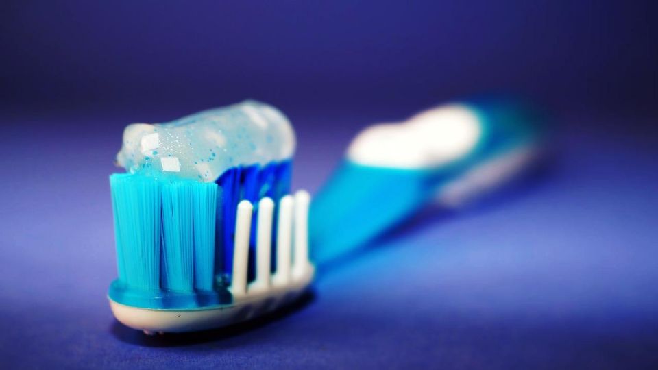 La sílica hidratada, uno de los componentes de la pasta dental, es la que aporta el color blanco a la dentadura.