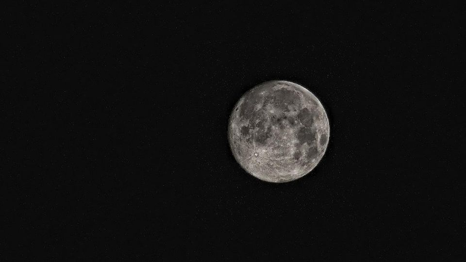 Dos veces al año la cámara captura la Luna y la Tierra juntas cuando la órbita de Observatorio Climático cruza el plano de órbita del satélite terrestre.