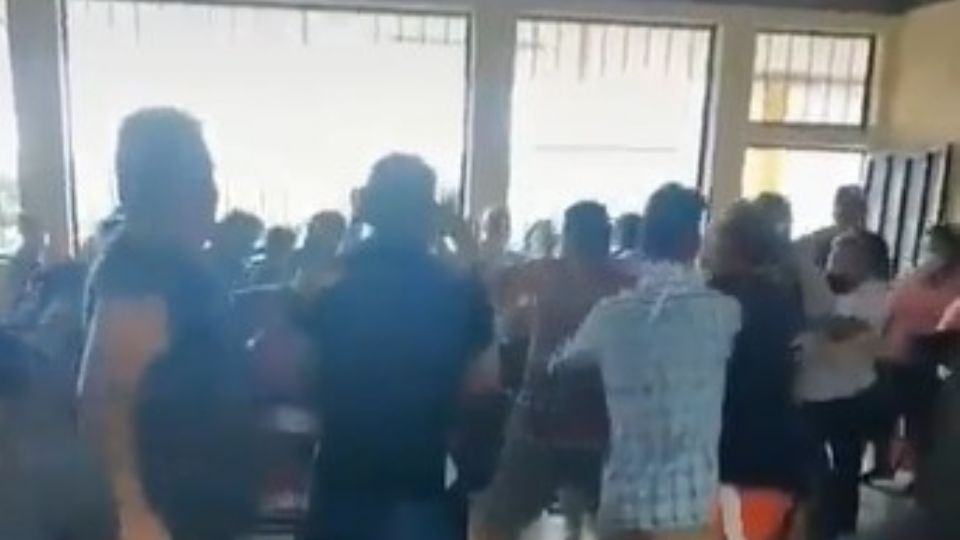 Hubo varias personas involucradas en el la disputa dentro de un salón de clases.