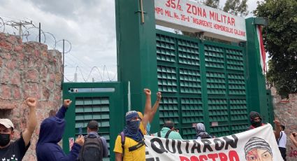 Normalistas de Ayotzinapa impactan camión contra cuartel militar en Guerrero (video)