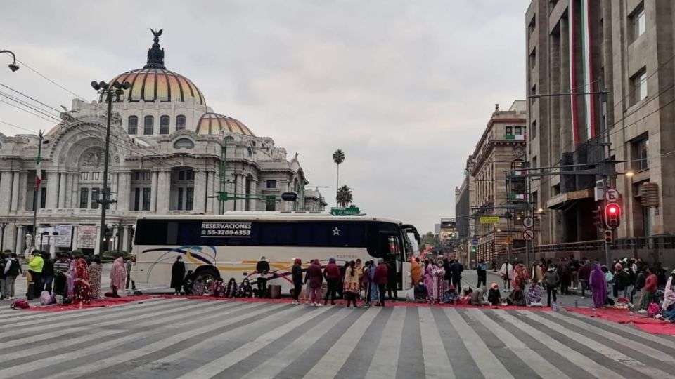 Estudiantes de la Escuela Normal Rural “Carmen Serdán” de Puebla mantuvieron el plantón en Eje Central y Avenida Juárez.