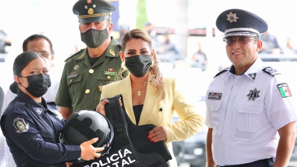 Evelyn Salgado, gobernadora de Guerrero entregó equipo y patrullas a la policía estatal.