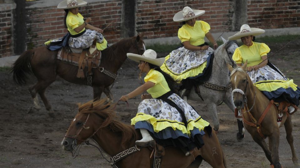 Integrantes de un grupo de escaramuzas charras realizan sus prácticas.